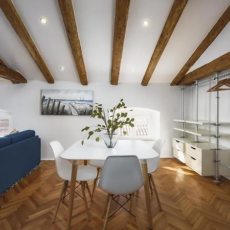 Urban Loft Old Town Apartment *