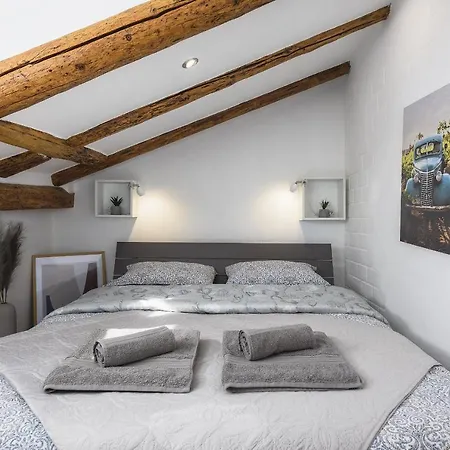 Urban Loft Old Town Apartman